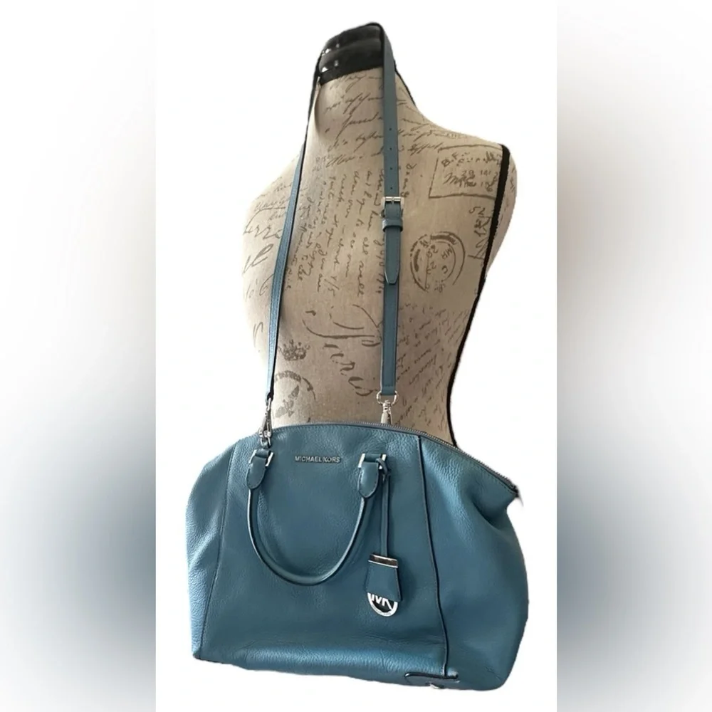 ⭐️ Michael Kors Blue Leather Women's Bag. ⭐️